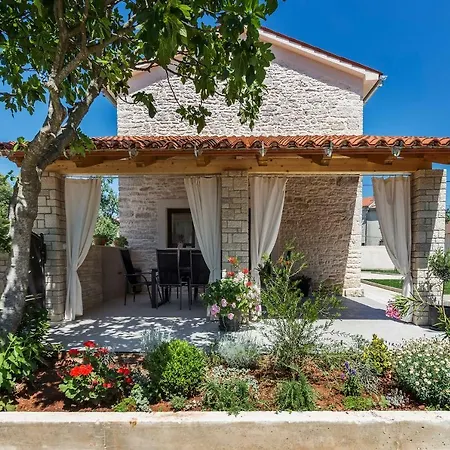 فيلة Ena With Private Pool Pinezici (Istria)